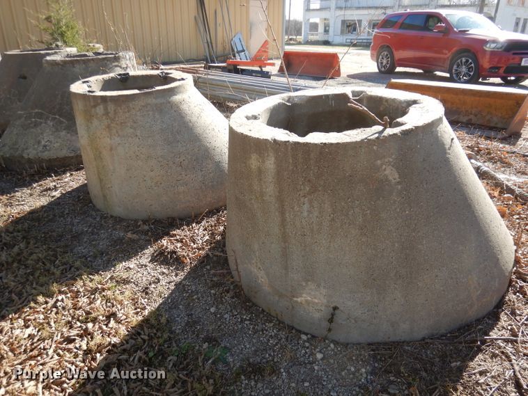 image for item GJ9675 Concrete manholes