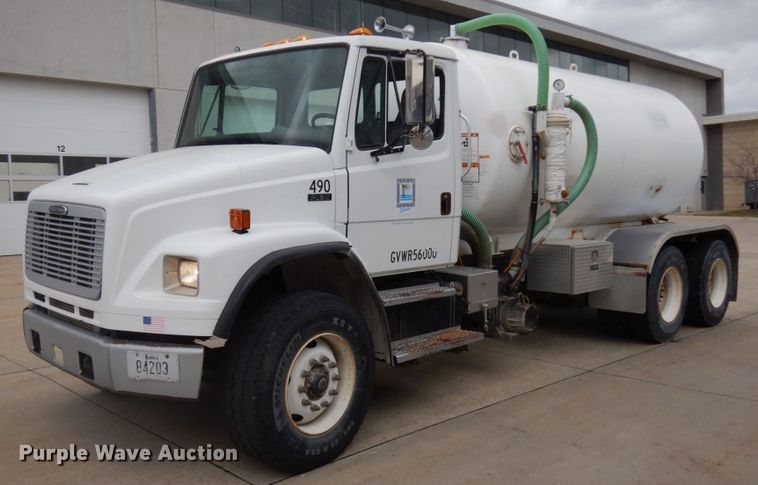 image for item HD9137 2001 Freightliner FL80  tank truck