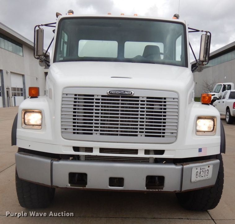 image for item HD9137 2001 Freightliner FL80  tank truck