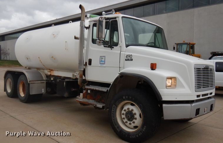 image for item HD9137 2001 Freightliner FL80  tank truck