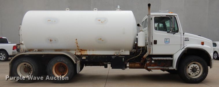 image for item HD9137 2001 Freightliner FL80  tank truck