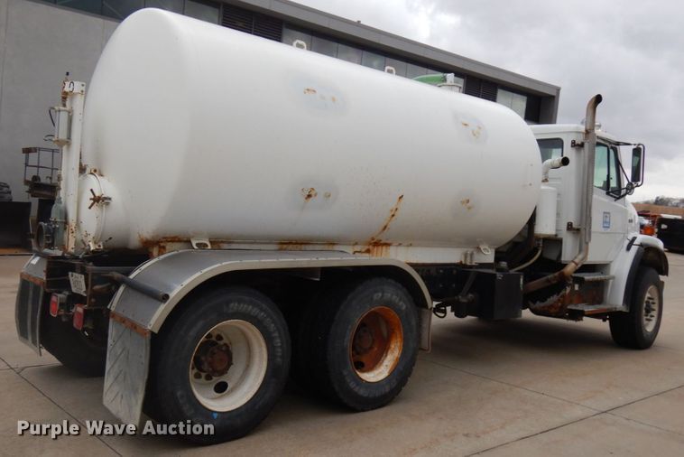 image for item HD9137 2001 Freightliner FL80  tank truck