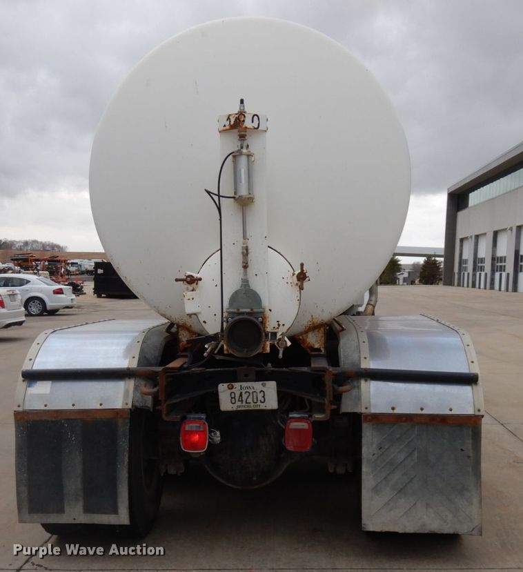 image for item HD9137 2001 Freightliner FL80  tank truck