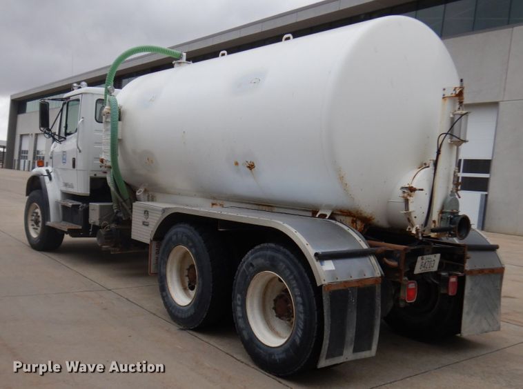 image for item HD9137 2001 Freightliner FL80  tank truck