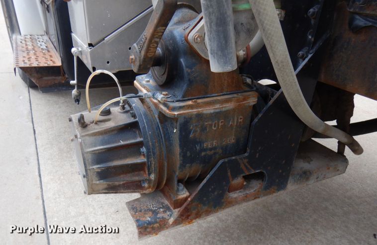 image for item HD9137 2001 Freightliner FL80  tank truck