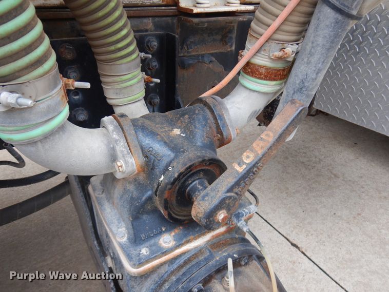 image for item HD9137 2001 Freightliner FL80  tank truck