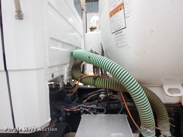 image for item HD9137 2001 Freightliner FL80  tank truck