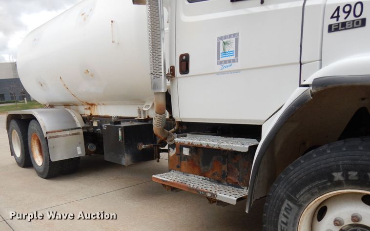 image for item HD9137 2001 Freightliner FL80  tank truck