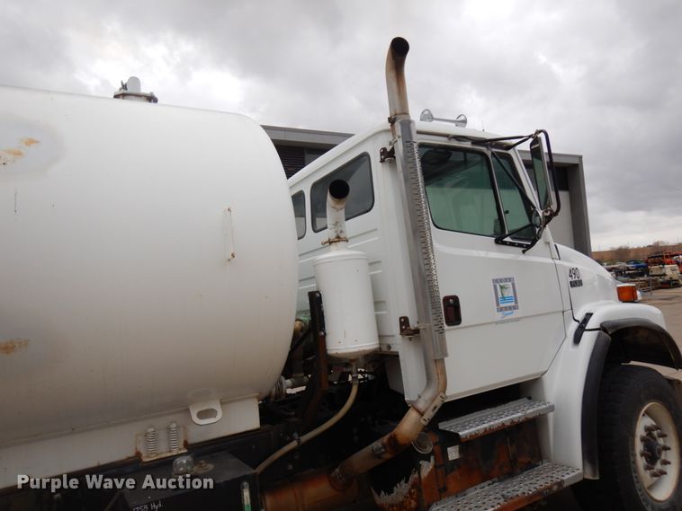 image for item HD9137 2001 Freightliner FL80  tank truck