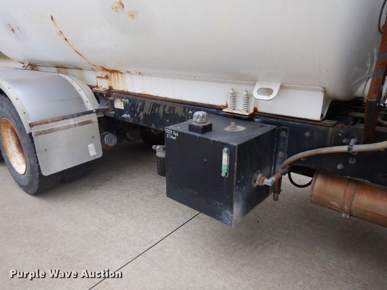 image for item HD9137 2001 Freightliner FL80  tank truck