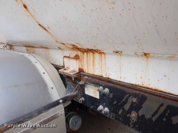 image for item HD9137 2001 Freightliner FL80  tank truck