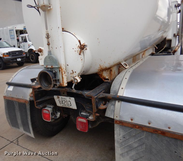 image for item HD9137 2001 Freightliner FL80  tank truck