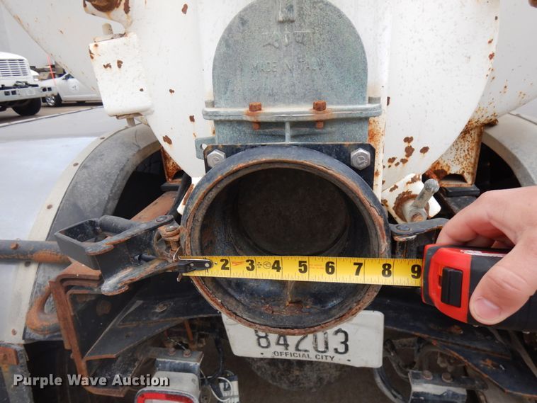 image for item HD9137 2001 Freightliner FL80  tank truck