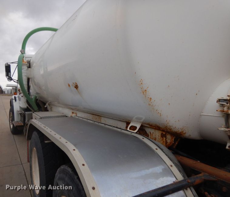 image for item HD9137 2001 Freightliner FL80  tank truck