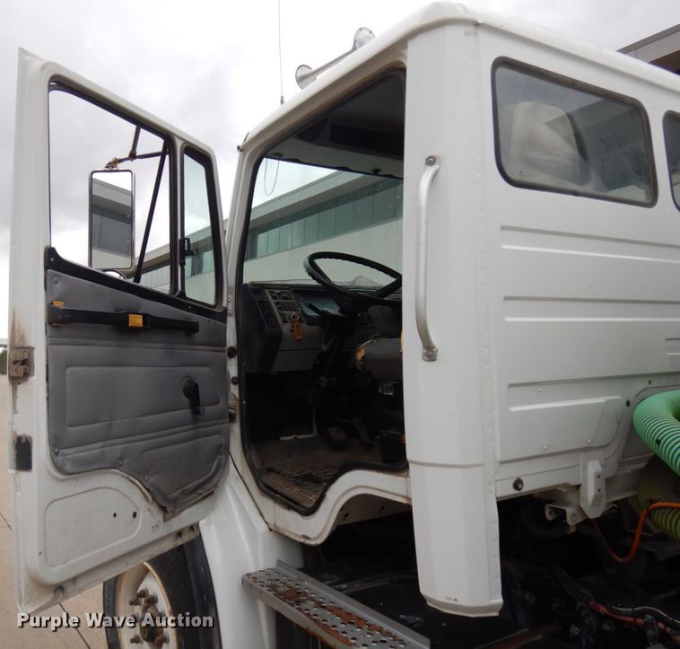 image for item HD9137 2001 Freightliner FL80  tank truck