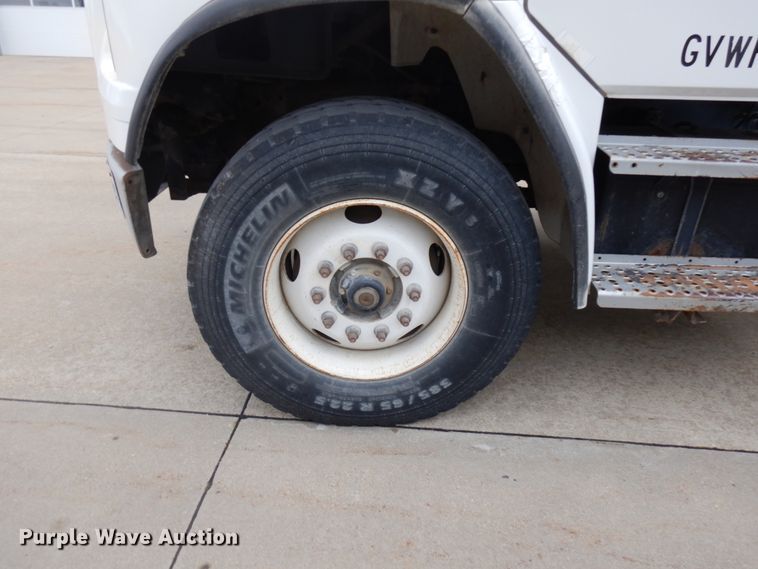 image for item HD9137 2001 Freightliner FL80  tank truck