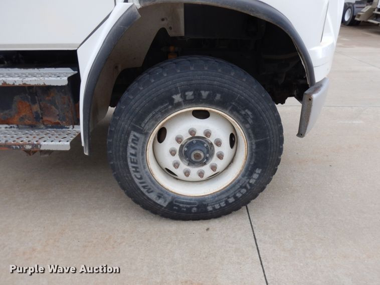 image for item HD9137 2001 Freightliner FL80  tank truck