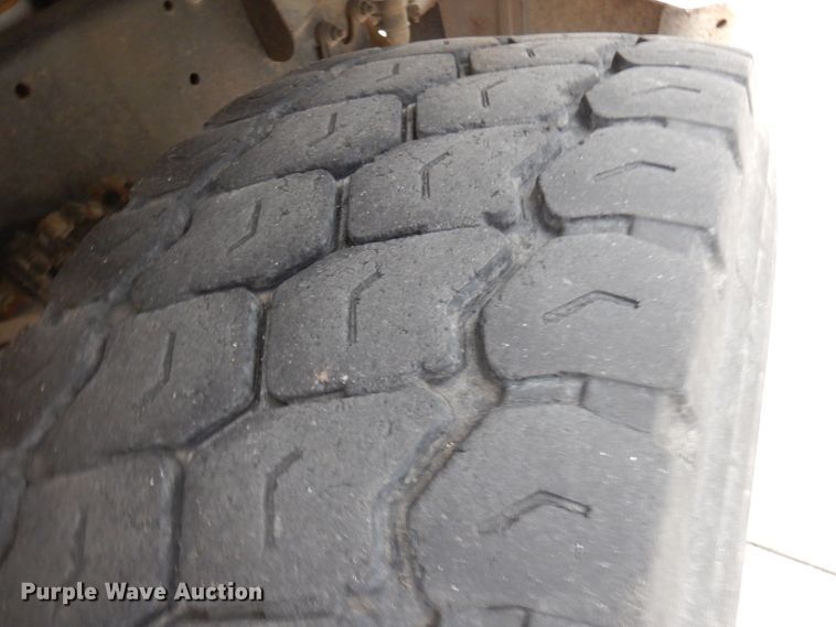 image for item HD9137 2001 Freightliner FL80  tank truck