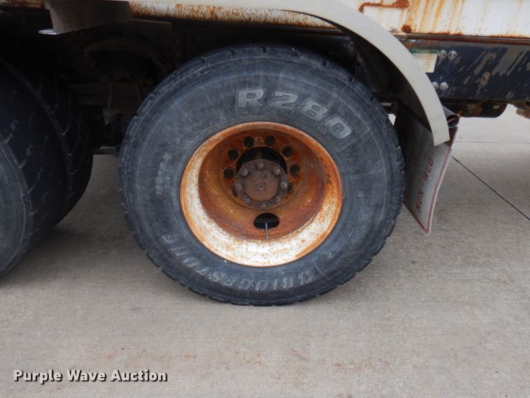 image for item HD9137 2001 Freightliner FL80  tank truck