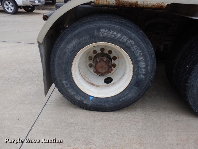 image for item HD9137 2001 Freightliner FL80  tank truck