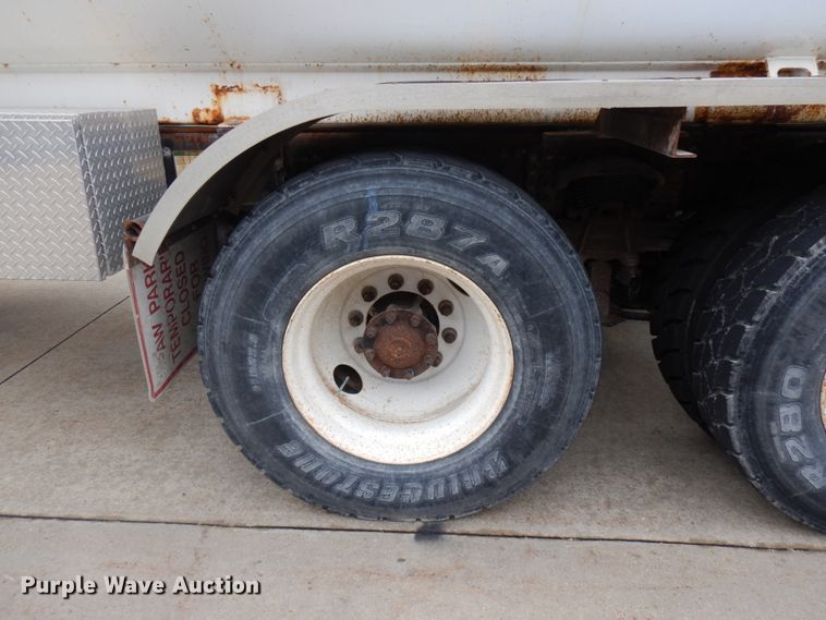 image for item HD9137 2001 Freightliner FL80  tank truck