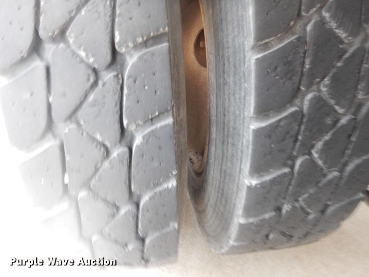 image for item HD9137 2001 Freightliner FL80  tank truck