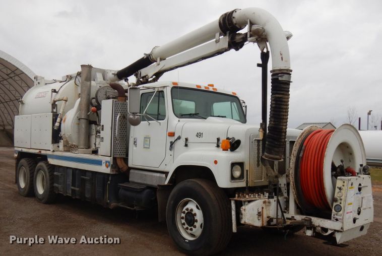 image for item HD9139 1999 International 2554  sewer jetter truck
