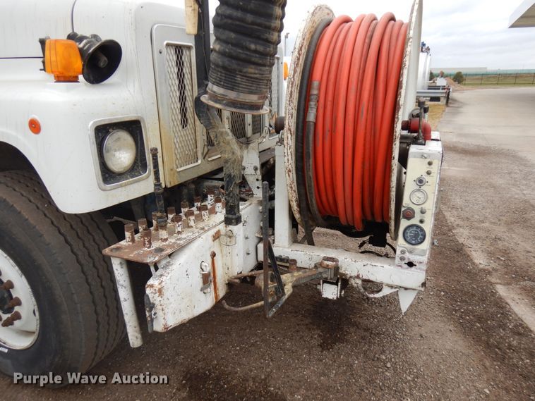 image for item HD9139 1999 International 2554  sewer jetter truck