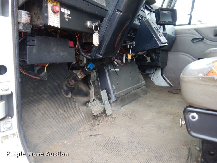 image for item HD9139 1999 International 2554  sewer jetter truck