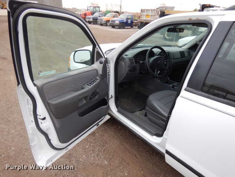 image for item HD9141 2003 Ford Explorer  SUV