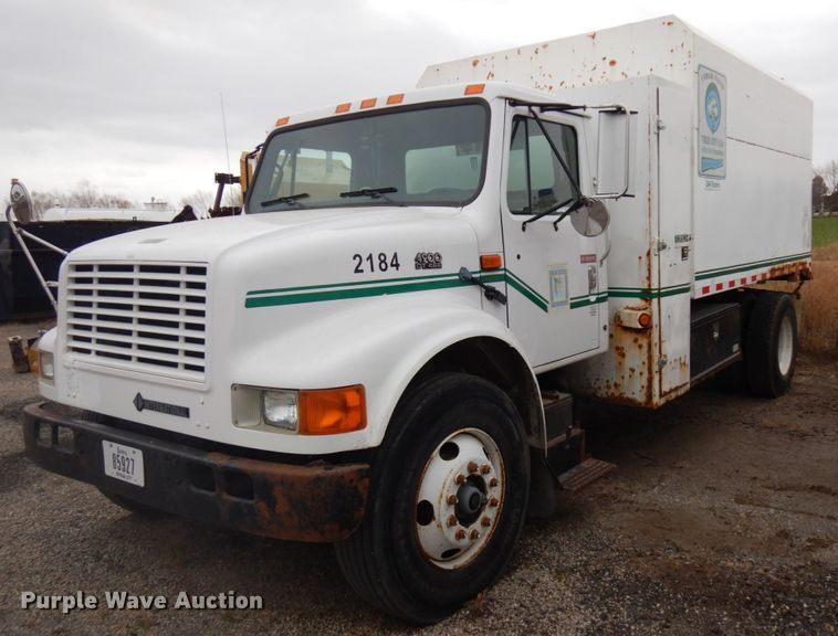 image for item HD9143 1995 International 4900  chipper truck