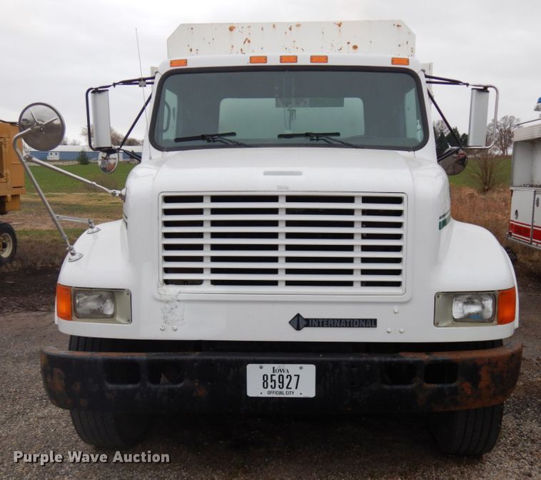 image for item HD9143 1995 International 4900  chipper truck