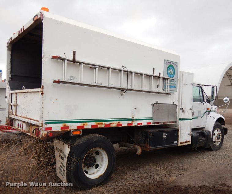 image for item HD9143 1995 International 4900  chipper truck
