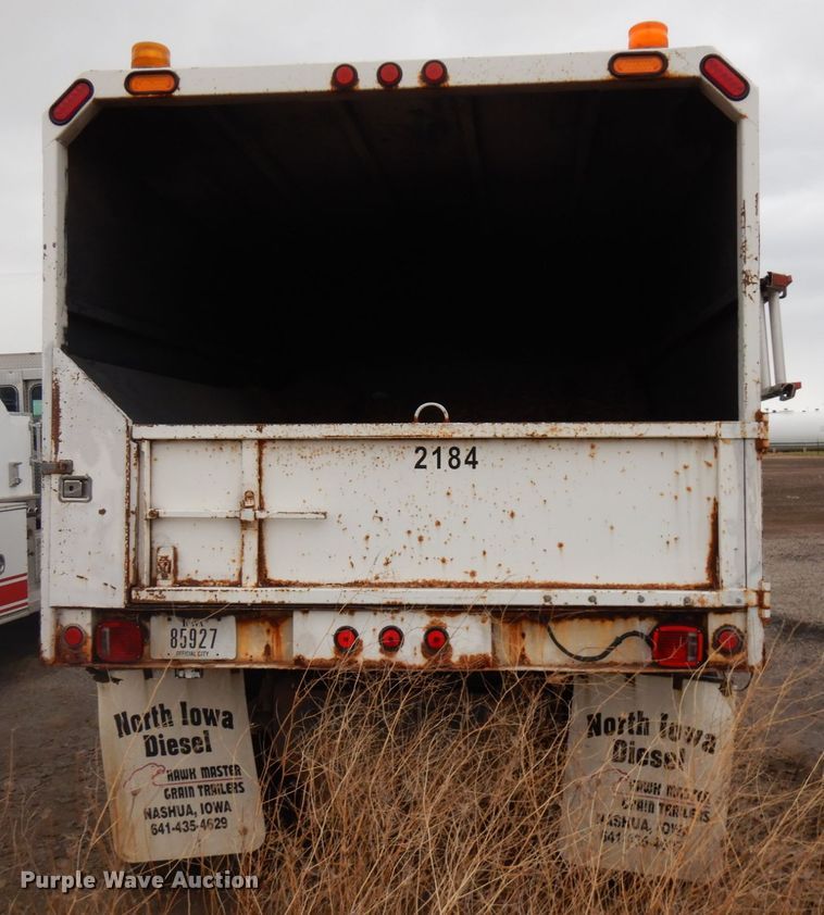 image for item HD9143 1995 International 4900  chipper truck