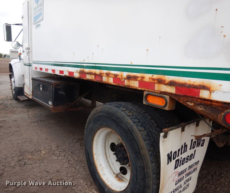 image for item HD9143 1995 International 4900  chipper truck