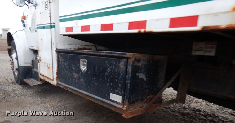 image for item HD9143 1995 International 4900  chipper truck