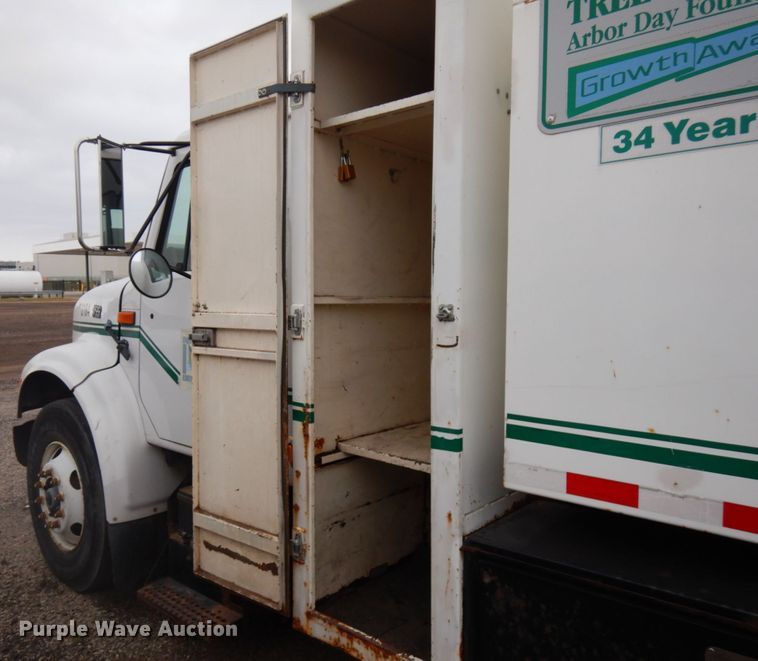 image for item HD9143 1995 International 4900  chipper truck