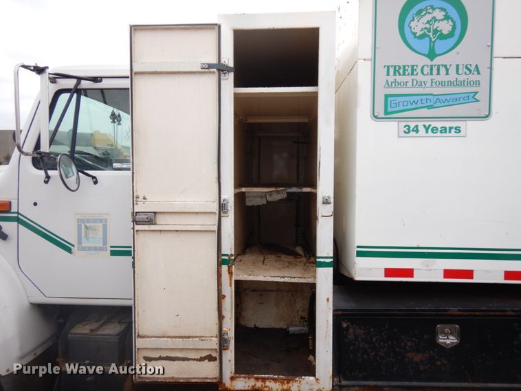 image for item HD9143 1995 International 4900  chipper truck