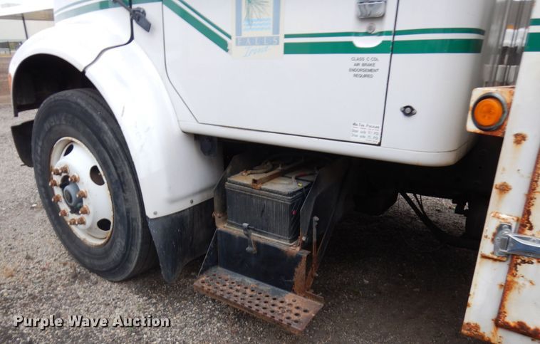 image for item HD9143 1995 International 4900  chipper truck