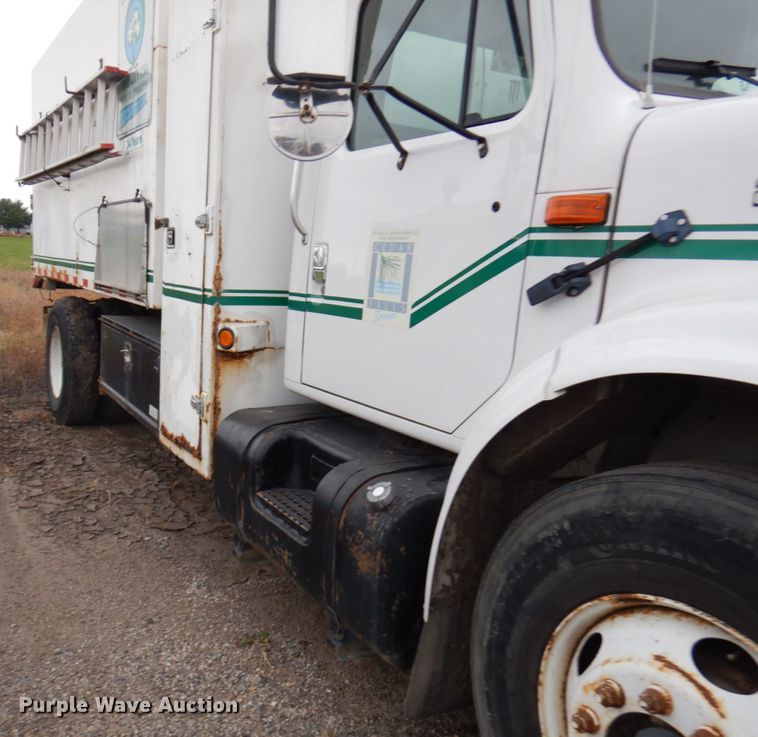 image for item HD9143 1995 International 4900  chipper truck
