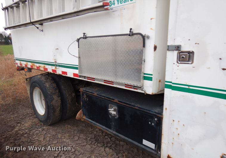 image for item HD9143 1995 International 4900  chipper truck