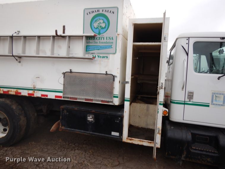 image for item HD9143 1995 International 4900  chipper truck