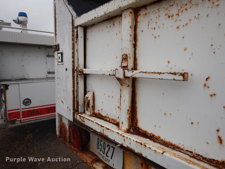 image for item HD9143 1995 International 4900  chipper truck