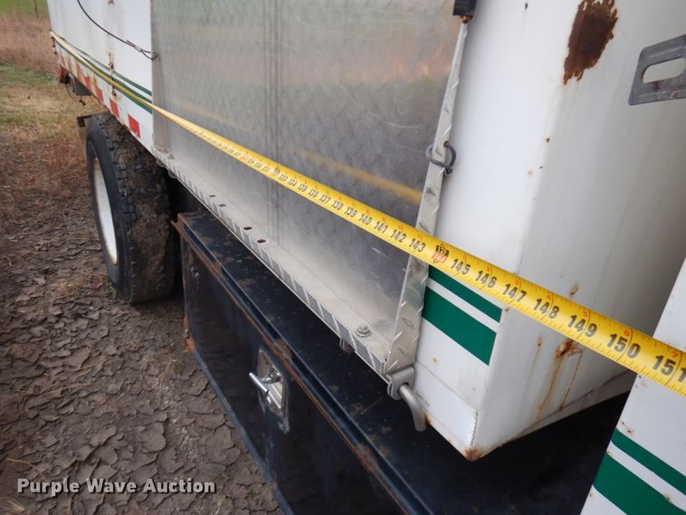 image for item HD9143 1995 International 4900  chipper truck