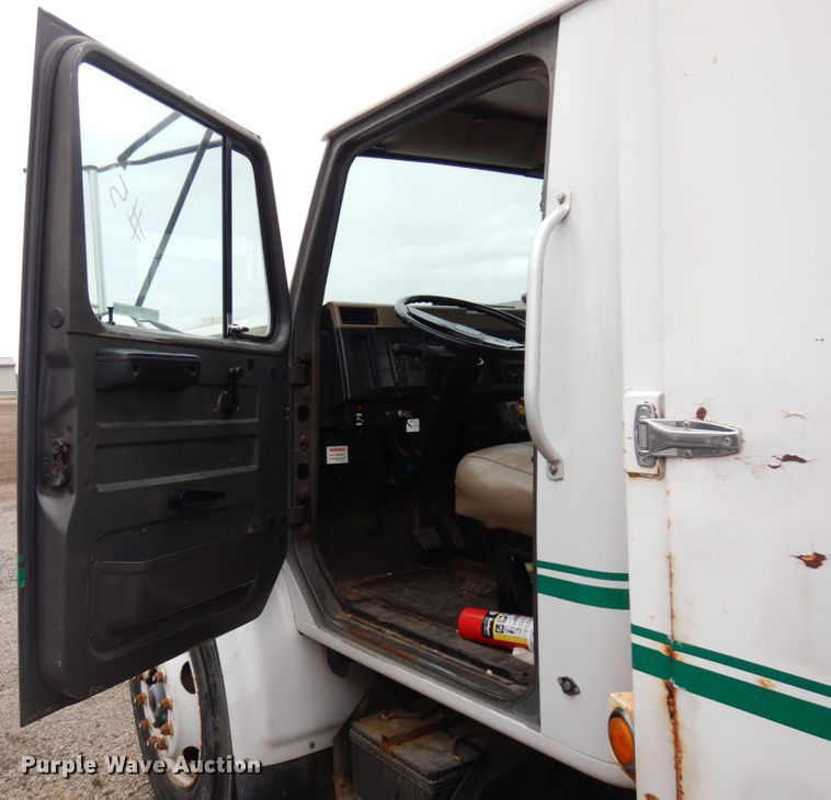 image for item HD9143 1995 International 4900  chipper truck
