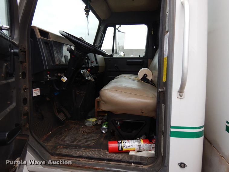 image for item HD9143 1995 International 4900  chipper truck