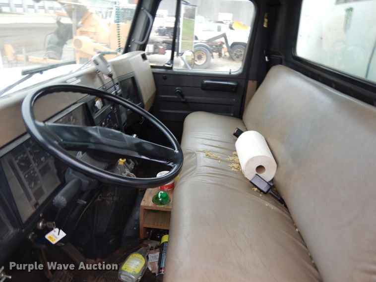 image for item HD9143 1995 International 4900  chipper truck