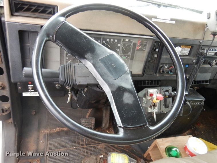 image for item HD9143 1995 International 4900  chipper truck