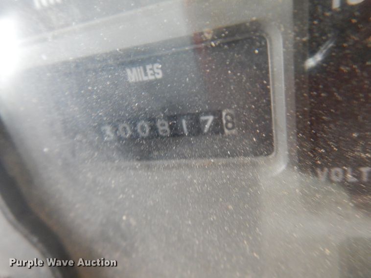 image for item HD9143 1995 International 4900  chipper truck