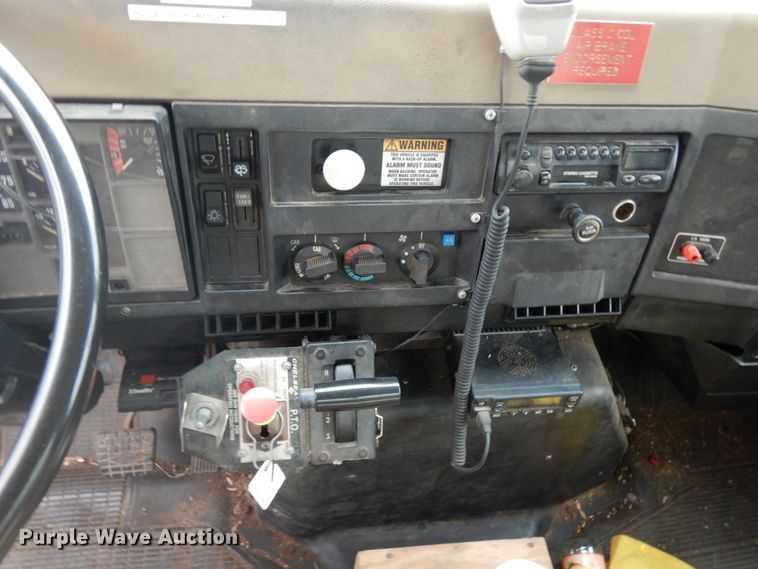 image for item HD9143 1995 International 4900  chipper truck